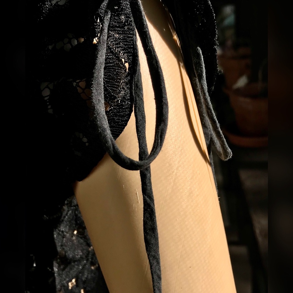 ▪️Unique ASYMMETRIC Black Floral Lace Blouse - Picture 6 of 6